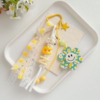 Porte-clés personnalisé motif fleur souriante, breloque de sac avec perle lettre SUN, pendentif à ruban de dentelle et pompon, accessoires Kawaii en gros
