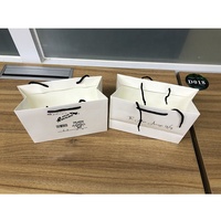 Personnalisé noir recyclé sac à provisions en papier de luxe logo déjoué écologique chaussettes emballage sacs en papier