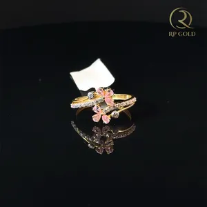 Elegante anillo de oro con piedras florales rosas y detalles brillantes, una joya delicada y elegante para el uso diario y ocasiones especiales de las mujeres. - Product Image 1