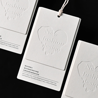 Étiquettes suspendues personnalisées de luxe avec logo en relief, en carton noir, étiquettes en papier imprimées, étiquettes de prix pour ceintures, fabriquées en Chine