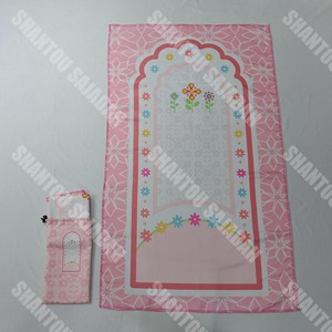 Tapis de prière musulman écologique DT1703 personnalisé avec flèche directionnelle vers <span class=keywords><strong>La</strong></span> <span class=keywords><strong>Mecque</strong></span> Tapis islamique au design antidérapant <span class=keywords><strong>pour</strong></span> le culte quotidien - Product Image 6