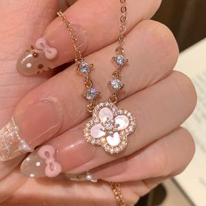 Collier Trèfle à Quatre Feuilles en Pierre Naturelle Rose Exquise Incrustée de Poudre Brillante et de Diamants, Collier Fleur Porte-Bonheur - Product Image 1