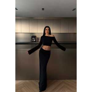 Traje Formal Negro con Decoración de Botones y Falda - Product Image 2