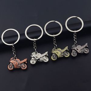Porte-clés créatif 3D en métal en forme de casque de moto et pendentif de sac locomotive - Product Image 1