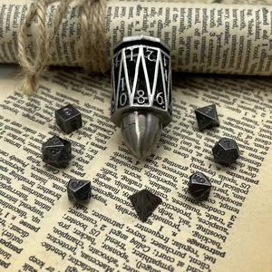 Tùy Chỉnh Dungeons Và Dragons Kim Loại <span class=keywords><strong>Dice</strong></span> Mặt Dây Chuyền Đồng Nhỏ Khắc Phụ Kiện Với Góc Tròn Và Biểu Tượng Tùy Chỉnh - Product Image 6