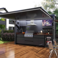 Cuisine extérieure moderne 2026 avec barbecue à gaz intégré, mobilier d'extérieur, abri de piscine, pour divertissement en plein air
