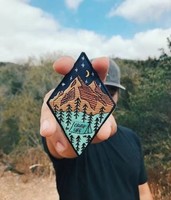Écusson brodé « Camp Life Mountain Night » à thermocoller ou à coudre pour vestes de randonnée et sacs à dos