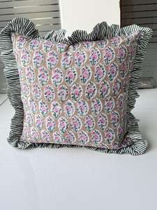 Fundas de Almohada Decorativas con Volantes Verdes, Estilo Vintage Moderno de Lujo, Diseño a Cuadros - Product Image 5