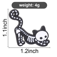 Broche en émail chat squelette mignon noir et blanc, chat étiré, pour décoration de sac à dos