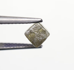 เพชรดิบสีเขียวธรรมชาติ 1.39 กะรัต รูปทรงลูกบาศก์ สำหรับคอลเลกชันเครื่องประดับสุดหรู Dream Diamond รุ่นขายดี - Product Image 5