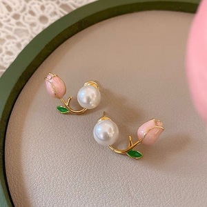 Sweet Tulip Pearl Un par de pendientes para ambos oídos, un diseño sofisticado y exclusivo que es versátil y adecuado para chicas. - Product Image 2
