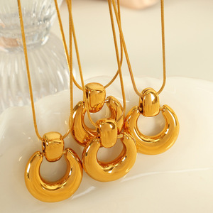 Parure de bijoux plaqué or style européen et américain : collier cercle géométrique, boucles d'oreilles et pendentif en alliage de zinc pour femme - Product Image 3