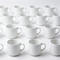 Mug en céramique blanc minimaliste, finition brillante et lisse, poignée confortable en forme de C, durable, écologique, personnalisable avec logo, cadeau pour les fêtes