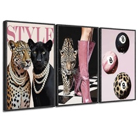 Superbe Trio d'Art Mural Panthère Glamour Encadré Noir Mat pour Projet de Rénovation Intérieure de Villa de Luxe Oceania Zone de Loisirs