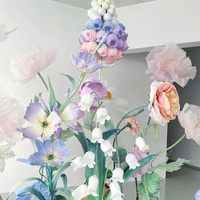 Ensemble de fleurs en organza géant léger et respectueux de l'environnement en papier de soie artisanal rose violet sur pied pour les mariages