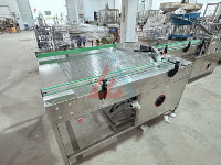 Machine de remplissage automatique d'aérosols à prix d'usine, haute précision et utilisation facile, pour applications cosmétiques et huiles.