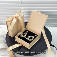 Coffret et sac à bijoux gris ardoise grain de pierre avec pochette intérieure pour le marquage de colliers de luxe et la vente en boutique