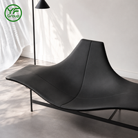 Fauteuil lounge moderne de luxe en cuir noir, chaise longue ailée minimaliste, design ergonomique, salon, chambre, hôtel, bureau