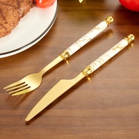 Ensemble de couverts en acier inoxydable (couteau, fourchette, cuillère) pour la table de fête, design rétro de luxe léger, finition polie à l'eau, motif couteau à steak