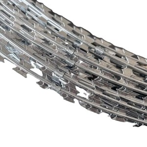รั้วลวดหนามเหล็กกล้าแบบม้วน ราคาประหยัดเพื่อความปลอดภัยในฟาร์ม - Product Image 1