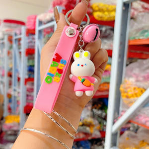 Llavero de conejo blanco adorable al por mayor, exquisito llavero de coche de dibujos animados, llavero de corazón para niña, hecho de silicona, PVC, metal, plástico y aleación. - Product Image 6