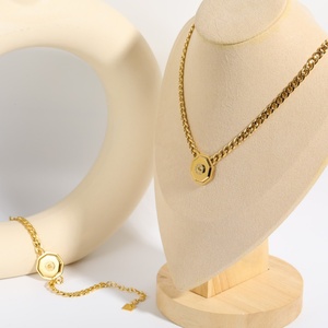 Colgante de Acero Inoxidable Poligonal con Cristal, Chapado en Oro de 18K, Pulsera y Collar de Cadena Cubana Grabado Personalizado - Product Image 4
