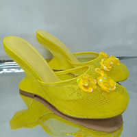 Sandales compensées à bout fermé en résille respirante style créateur 2026 avec motif floral, faible MOQ, livraison rapide pour femmes