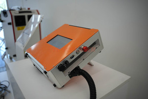 Machine de nettoyage laser portable 200W à impulsions, mini-<span class=keywords><strong>décapant</strong></span> de <span class=keywords><strong>peinture</strong></span> et de rouille sur bois et métal, certifiée CE, vente directe usine - Product Image 4