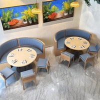 Ensemble table et chaises rondes en bois massif pour restaurant occidental commercial, idéal pour les groupes et les zones de conversation, parfait pour les collations.