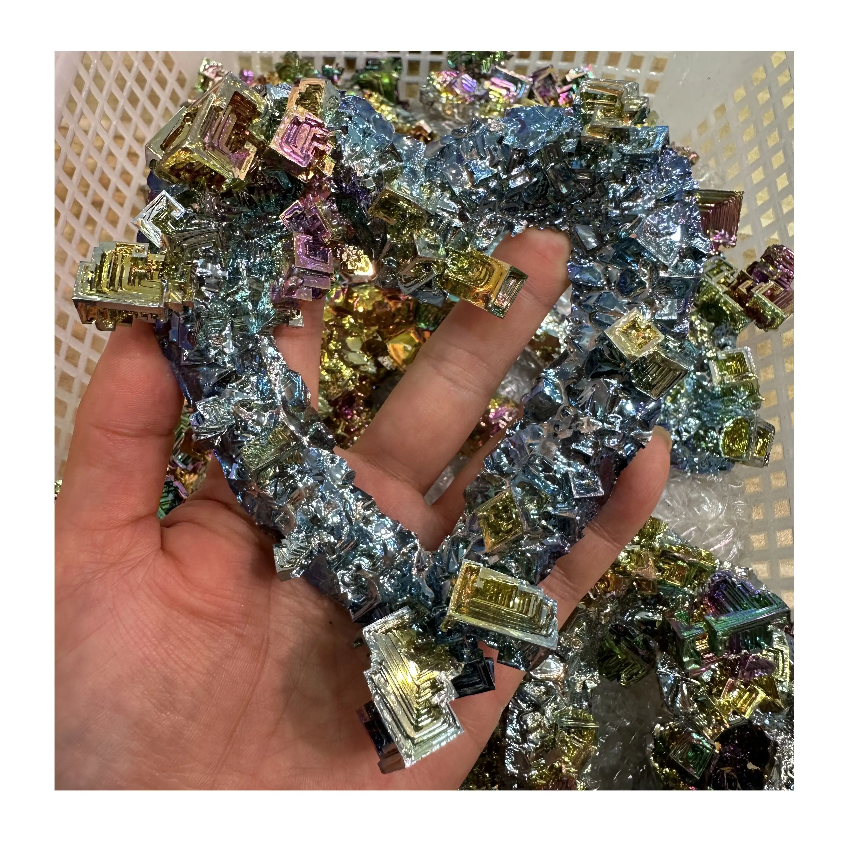 Commercio all'ingrosso naturale di metallo minerale bismuto a forma di cuore energia curativa minatore di cristallo intaglio stile Feng Shui per la decorazione della casa