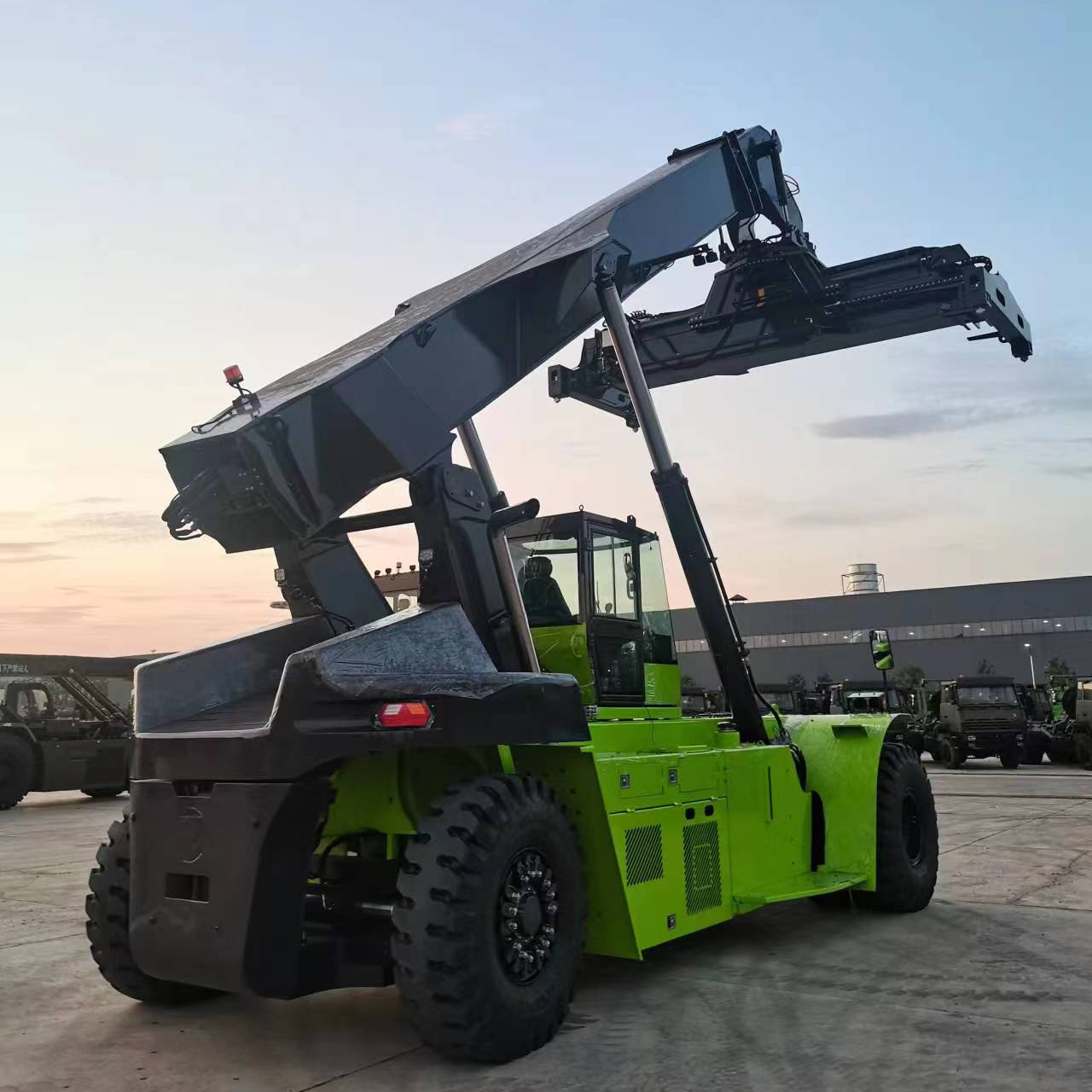 45-тонный контейнер-штабелер ZRS4531E, используемый в портовой транспортировке