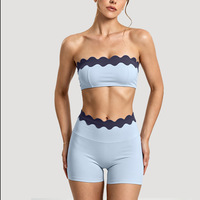 Ensemble de fitness Pilates color block pour femme : Haut sans bretelles avec soutien-gorge intégré et short cycliste taille haute color block pour l'entraînement en salle de sport