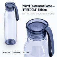 Bouteille d'eau personnalisée avec logo, 590 ml, avec couvercle FREEDOM en relief, translucide fumée, en plastique réutilisable, bouteille de fitness avec sangle en silicone