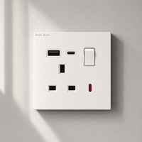 Prise murale électrique élégante en alliage d'aluminium blanc mat, 4 prises universelles industrielles UK 13/16A, IP20, avec bouton lumineux