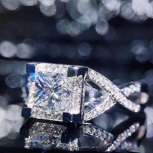Anello a Forma di X con Zirconi Taglio Principessa per Donne, Gioiello da Dito Scintillante con Micro Pavé - Product Image 2