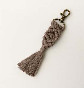 พวงกุญแจมาคราเม่ทำมืออย่างสวยงาม พร้อมตัวล็อคสีทองโบราณ - Product Image 1