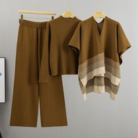Nouvelle Collection Automne 2026 – Ensemble 3 Pièces en Maille Chevron pour Femme : Cape, Haut Côtelé et Pantalon Large – Tenue Élégante et Imposante Couleur Tan – Vente en Gros