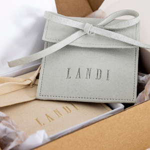 Bolsas de Joyería Personalizadas con Logotipo Impreso, Estilo Ins, Color Gris Beige, Bolsa de Embalaje de Joyería de Microfibra con Lazo - Product Image 3