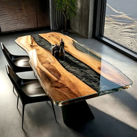 Table à manger rectangulaire en bois de noyer massif, bord naturel, époxy noir et sable doré, style moderne et luxueux, pour villa et maison