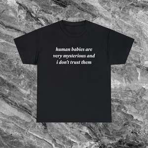Camiseta divertida con meme: Los bebés humanos son misteriosos y no los confío. Camiseta con declaración sarcástica e irónica. - Product Image 1