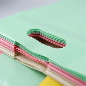 Sacchetti per Abbigliamento Personalizzati con Stampa Rotocalco in PE Riciclabile, Manico Fustellato, Sigillatura a Caldo, Design Sottovuoto per Vendita al Dettaglio - Product Image 5