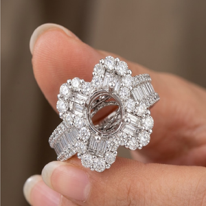 Bague semi-montée Majestic en or blanc massif 18 carats, design floral à quatre feuilles, halo de diamants baguette et ronds, conception de haute joaillerie sur mesure - Product Image 2