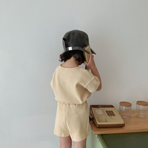 Conjunto de dos piezas para niñas: Camiseta de algodón con cuello redondo y pantalones cortos tipo waffle con botones, estilo coreano. - Product Image 6