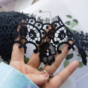Tessuto in Pizzo Francese di Lusso all'Ingrosso, Tradizionale con Motivi Floreali in Seta di Latte per Abiti da Sposa e da Sera - Product Image 4