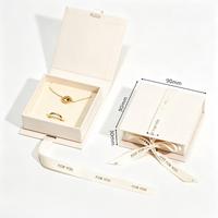 Boîte d'emballage à bijoux Youen en gros, personnalisée avec logo, doublure en éponge, beige, à rabat, pour colliers et bagues, avec ruban
