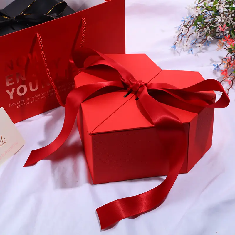 Kotak Merah Kustom Charm Berlangganan Kardus Berbentuk Hati Cocok Perhiasan Permen Kertas Kotak Hadiah dengan Jendela Yang Jelas untuk Bunga Mawar