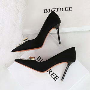 18249-K68 zapatos de tacón alto de satén para mujer a la moda Sexy Stiletto puntiagudo 5-6cm tacón <span class=keywords><strong>charol</strong></span> superior verano lazo de Metal - Product Image 5