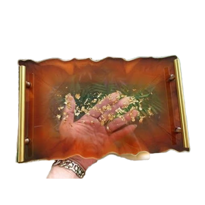 Bandeja de servir hecha a mano de resina epoxi ámbar con escamas doradas y asas, bandeja decorativa de lujo para el hogar de la India. - Product Image 1
