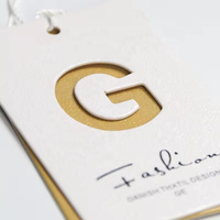 Étiquettes suspendues de haute qualité pour vêtements, étiquettes en papier, impression UV, personnalisation du logo, couleurs complètes