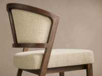 Chaise de salle à manger moderne en bois massif avec un design durable et écologique et des pieds en métal